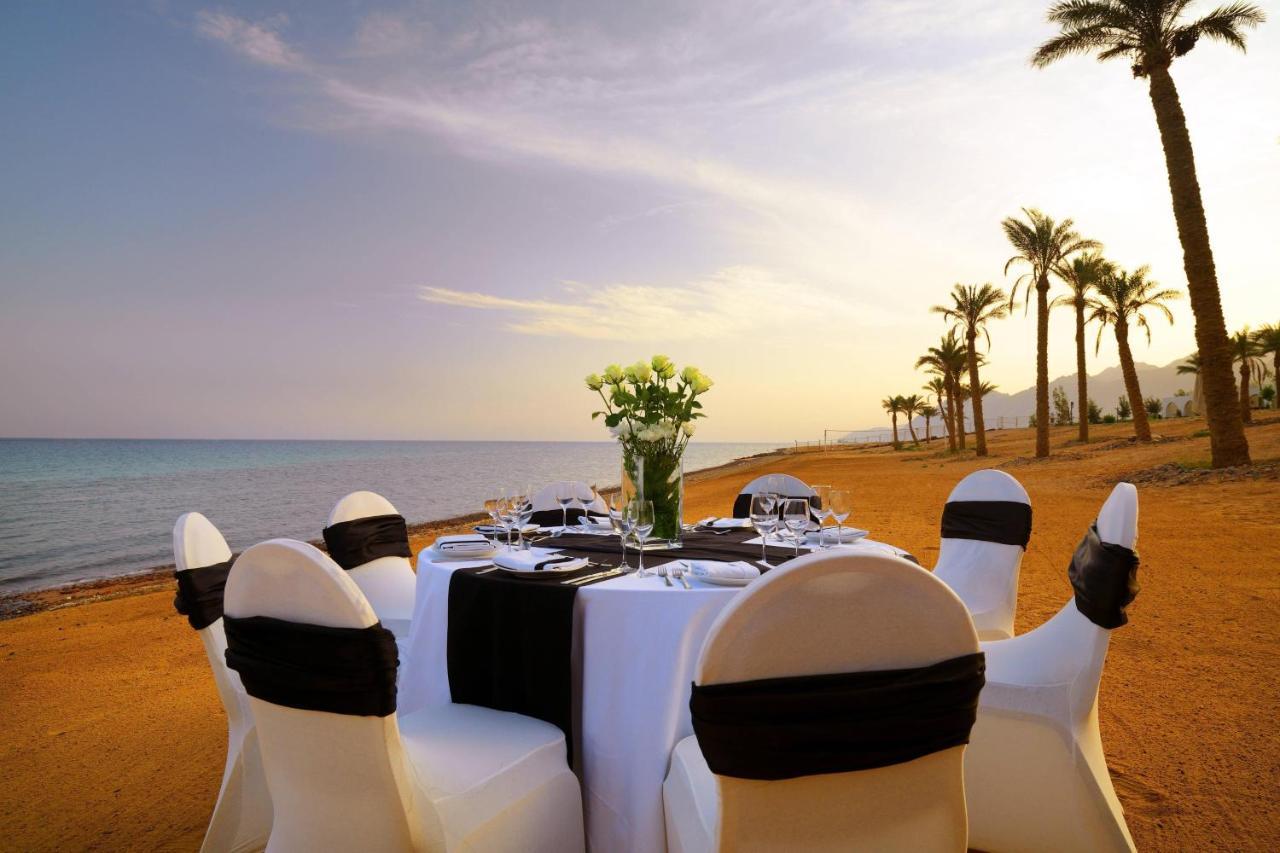 منتجع لو ميريديان دهب المظهر الخارجي الصورة Beachfront dining at the Hilton Sharm El Sheikh Resort