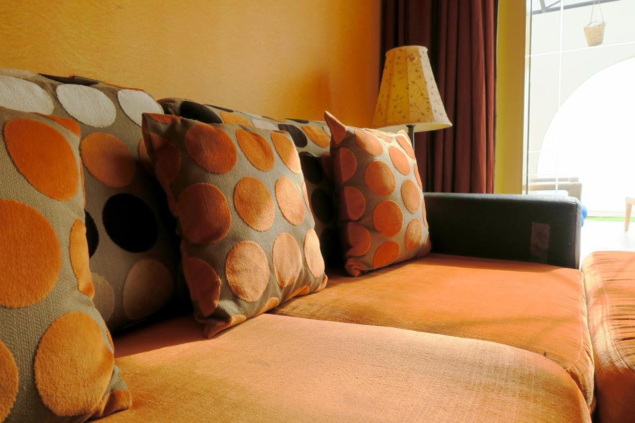 منتجع لو ميريديان دهب المظهر الخارجي الصورة A sofa with cushions